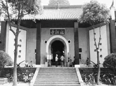 迎江寺大门上方书有"迎江寺"三字匾额,门两边各置铁锚一个,重约3吨,这